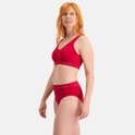 Model draagt een naadloze dieprode bh en bijpassende slip van Bamboo Basics.