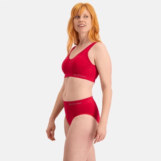 Model draagt een naadloze dieprode bh en bijpassende slip van Bamboo Basics.