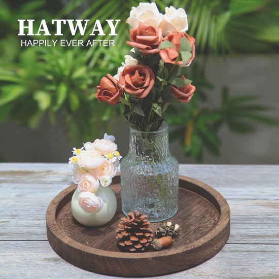 HATWAY decoratie op een ronde houten schaal: een glazen vaas met rozen en een klein rond vaasje met bloemen.