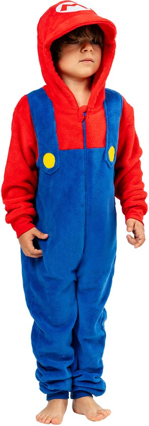 Kind draagt een zachte, rode en blauwe Super Mario onesie met een capuchon met het witte M-logo.