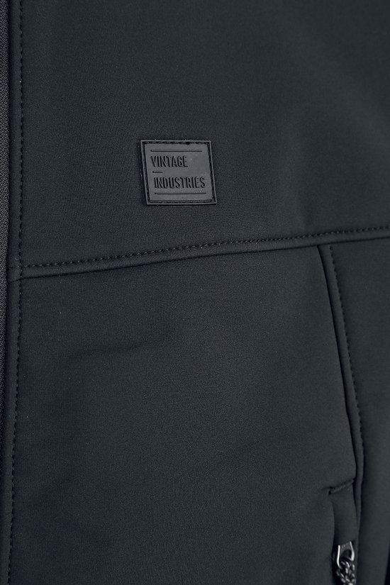 Zwarte softshell jas van Vintage Industries met logo op de borst.