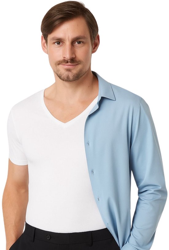 Man met witte V-hals T-shirt, met de ene helft van zijn bovenlichaam bedekt door een lichtblauwe open overhemd.