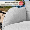 Zijdezachte lichtgrijze kussens met waterafstotende 100% polyester stof met PU coating.