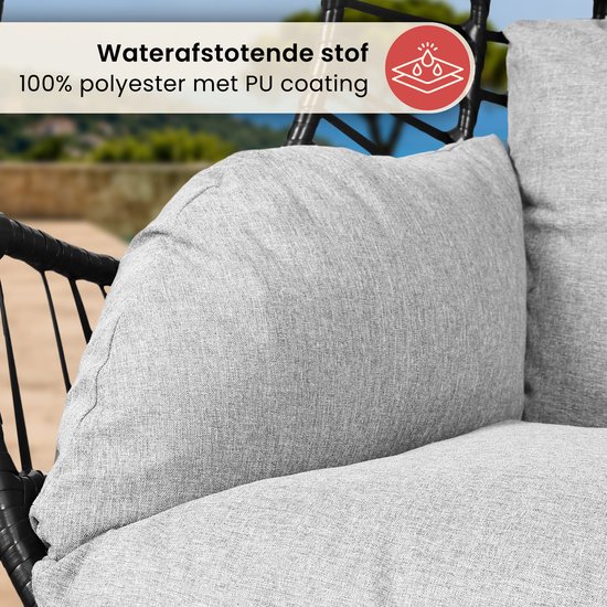 Zijdezachte lichtgrijze kussens met waterafstotende 100% polyester stof met PU coating.