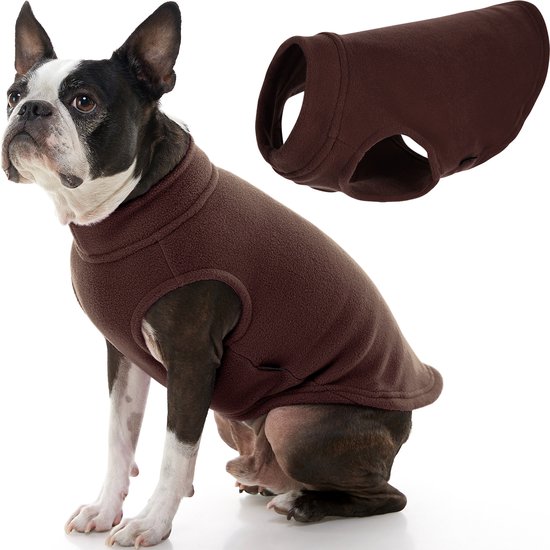 Boston Terrier draagt een bruine fleece hondenjas met colkraag; detail van de jas zwevend in de hoek.