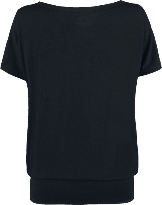 De achterkant van een effen zwart T-shirt met een klassieke pasvorm.