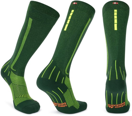 Drie zijaanzichten van groene compressiekousen met gele accenten en Deens vlagdetail.