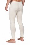 Achterkant van een model in een off-white thermobroek met een fijn geribbelde textuur en nauwsluitende pasvorm.