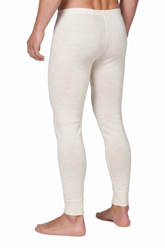 Achterkant van een model in een off-white thermobroek met een fijn geribbelde textuur en nauwsluitende pasvorm.