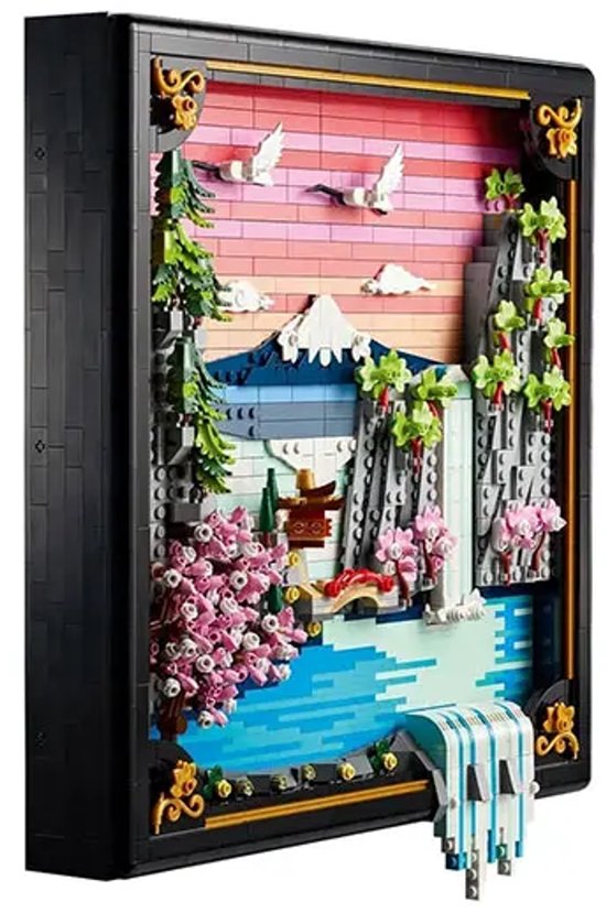 Décoration murale LEGO représentant un paysage montagneux, des cerisiers en fleurs, une cascade et des grues.
