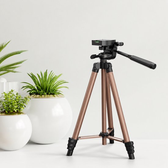 Mat bronzen YSONIC statief met zwarte details, geplaatst naast twee witte potten met planten.