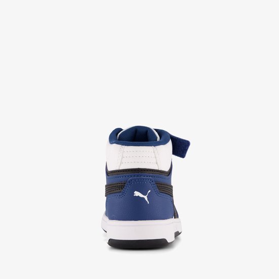 Achterkant van de wit-blauw-zwarte PUMA Rebound Slam Mid sneaker met wit PUMA-logo.