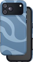 Blauw golvend telefoonhoesje met zichtbare zwarte randen, geplaatst achter de telefoon.
