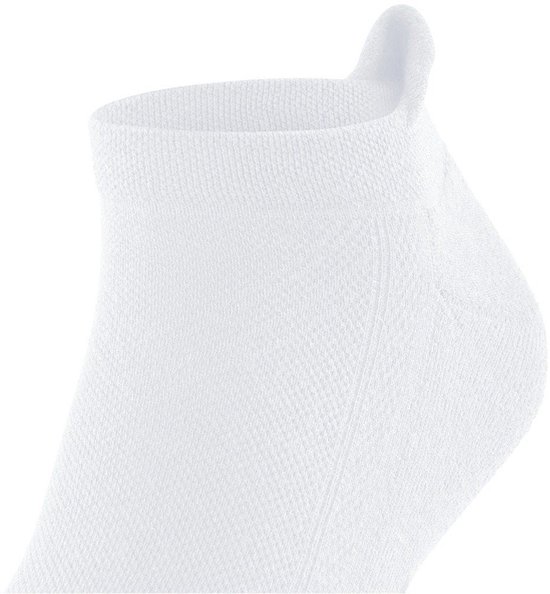 Detail van een witte enkelsok met een lipje bij de hiel.