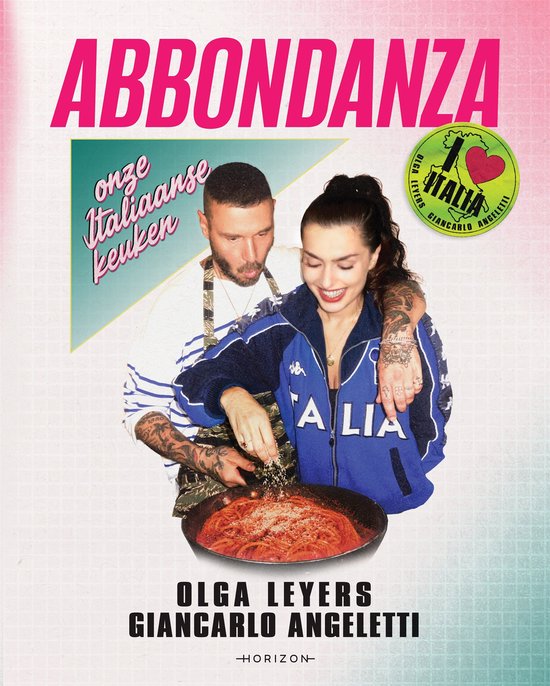 Olga Leyers en Giancarlo Angeletti koken spaghetti in een pan. Ze dragen een blauw jack met Italiaanse kleuren.