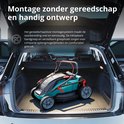 Teal-kleurige grasmaaier opgevouwen in de kofferbak van een auto. Montage zonder gereedschap en handig ontwerp.