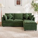 Groene chenille L-vorm bank met ottomaan, in een woonkamer.