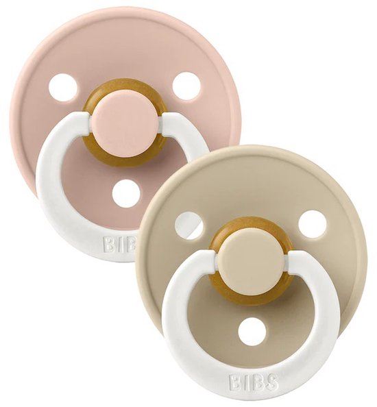 Twee symmetrische BIBS spenen, maat 2, in de kleuren blushroze en beige. Met wit handvat en beige drukknoopje.
