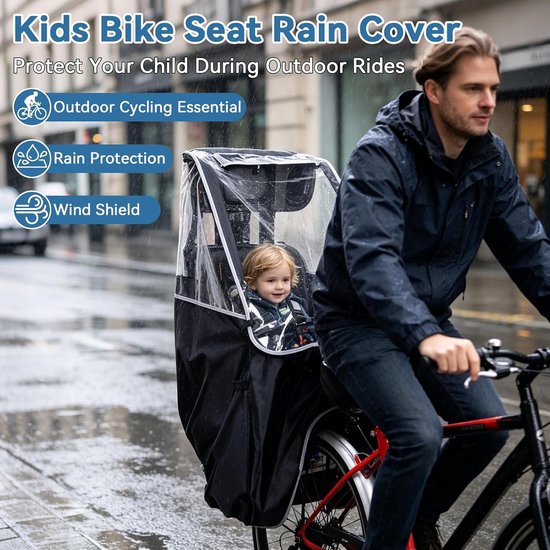 Man fietst met kind op een fietszitje bedekt met een zwarte regenhoes.
