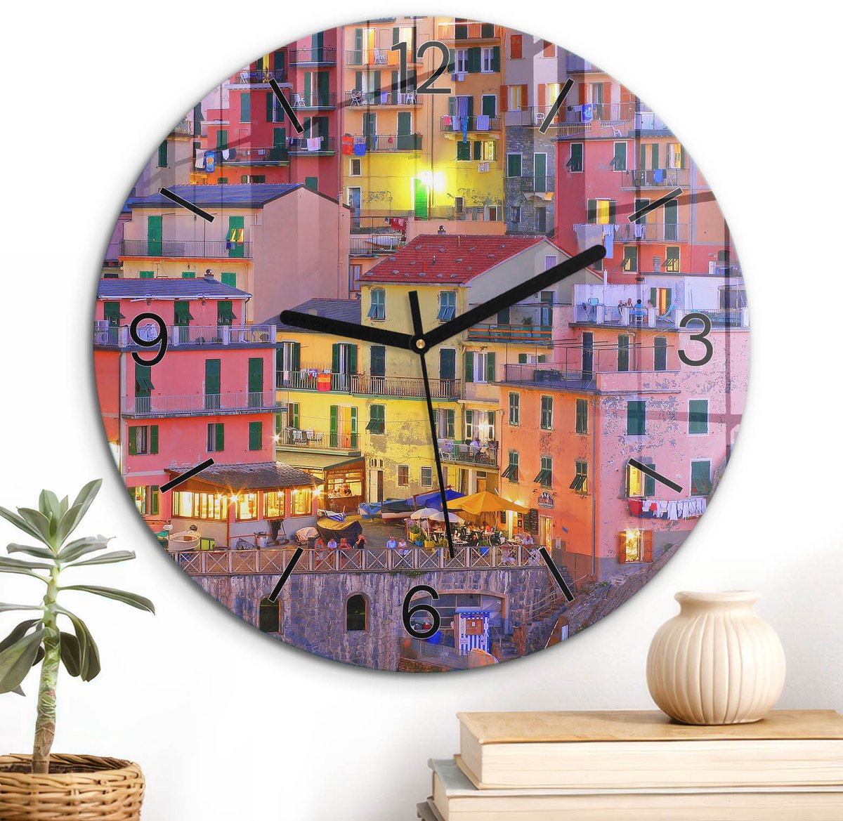 ArtPrintCave Oranje Glazen Klok - Wandklok 30 cm - Muurklok Rond - Kleurrijk Dorp Wandklok Keuken - Architectuur Unieke Klok - Zwarte Klokwijzers