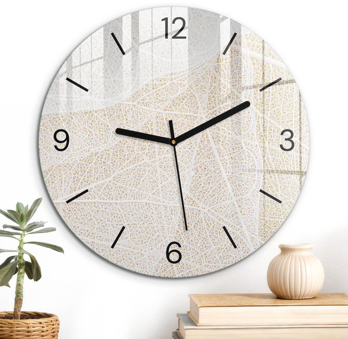 ArtPrintCave Wit Glazen Klok - Wandklok 30 cm - Muurklok Rond - Bladachtige Textuur Wandklok Keuken - Teksten Unieke Klok - Zwarte Klokwijzers