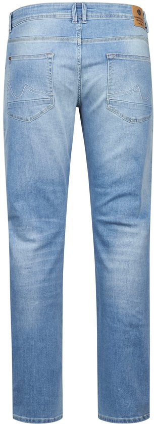 Achterkant van een lichtblauwe denim jeans met een vintage wassing, zakken met stiksels en een bruin label.