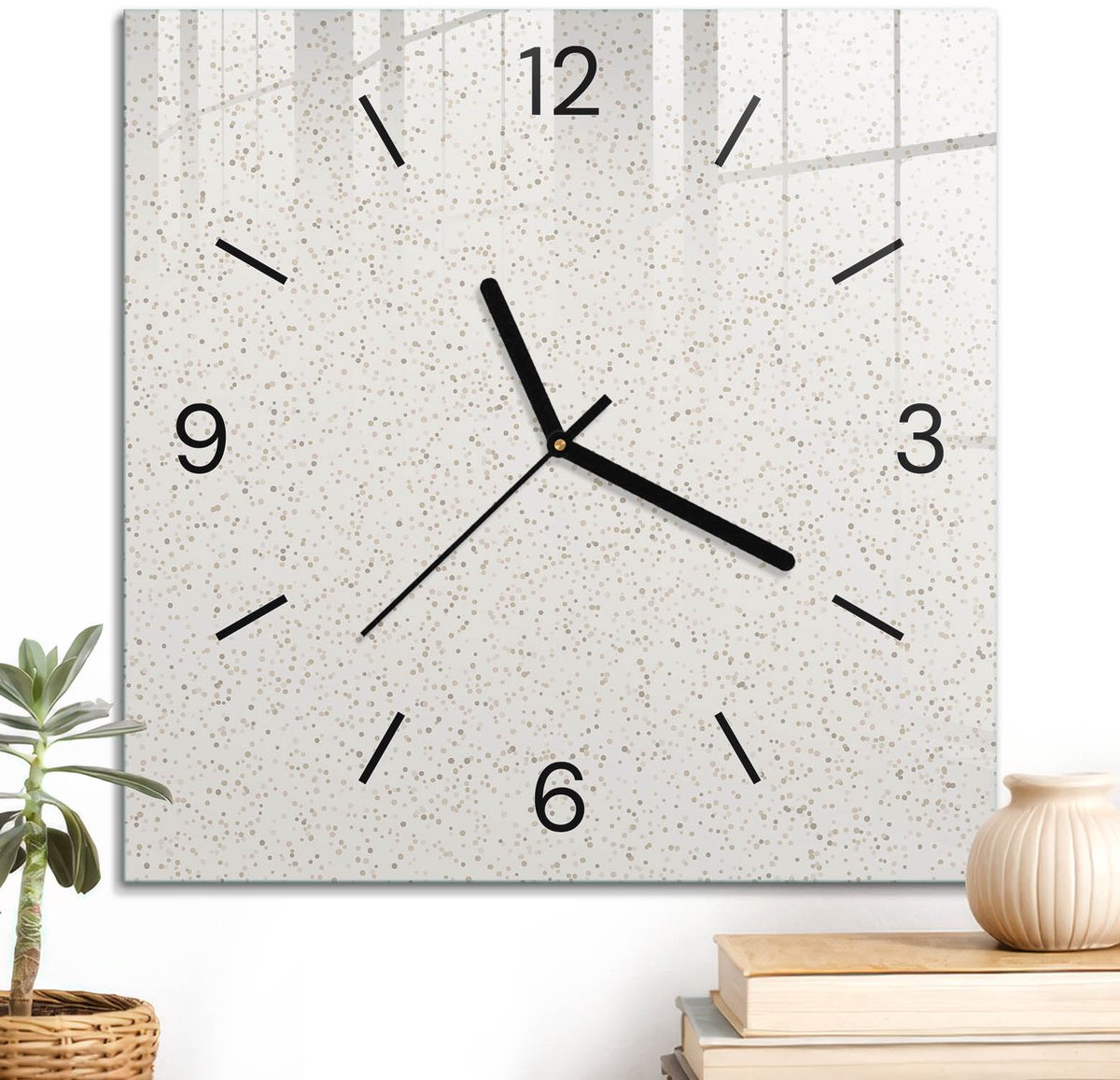 ArtPrintCave Romig Glazen Klok - 30x30 cm - Wandklok Vierkant - Crème Stippen Stille Wandklok - Minimalist Wandklok Keuken - Zwarte Klokwijzers
