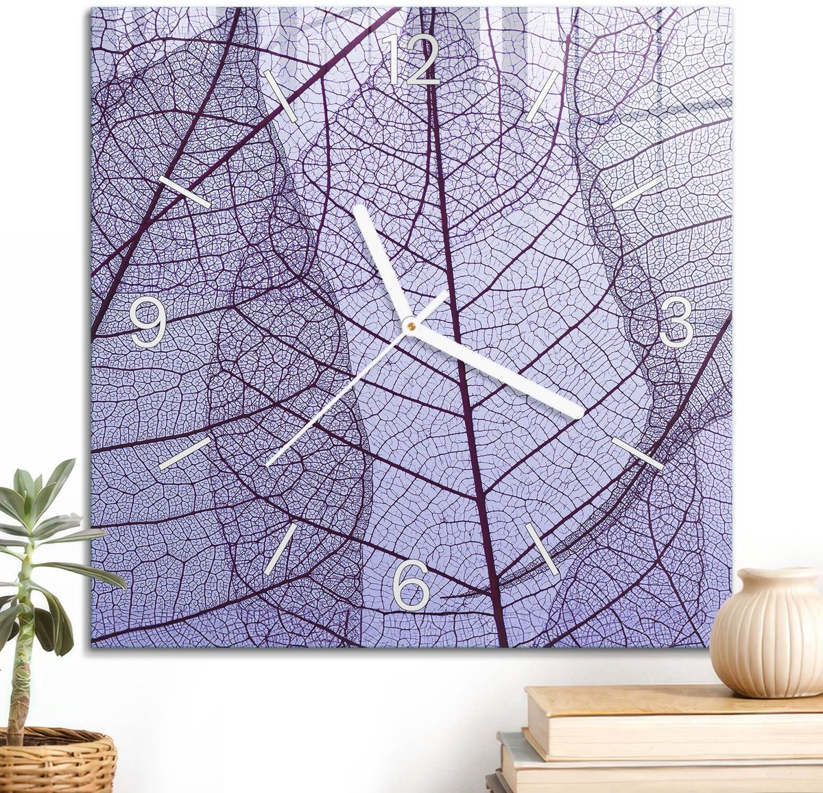 ArtPrintCave Paars Glazen Klok - 30x30 cm - Wandklok Vierkant - Paarse Bladeren Unieke Klok - Abstractie Stille Wandklok - Witte Klokwijzers