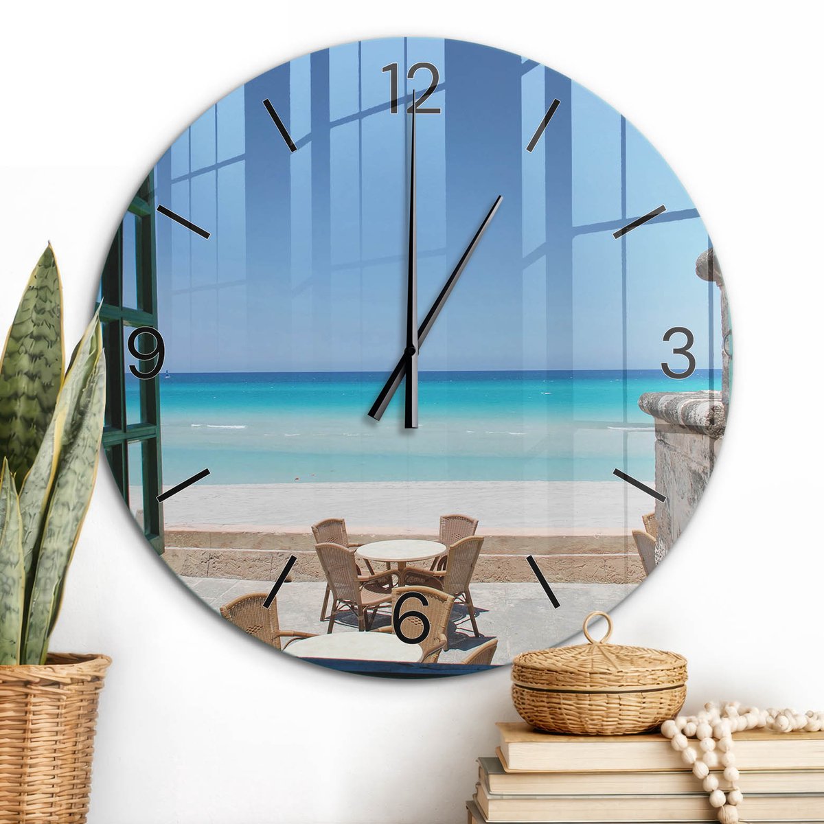 ArtPrintCave Blauw Glazen Klok - Wandklok 60 cm - Muurklok Rond - Uitzicht Op Het Strand Unieke Klok - Natuur Stille Wandklok - Zwarte Klokwijzers