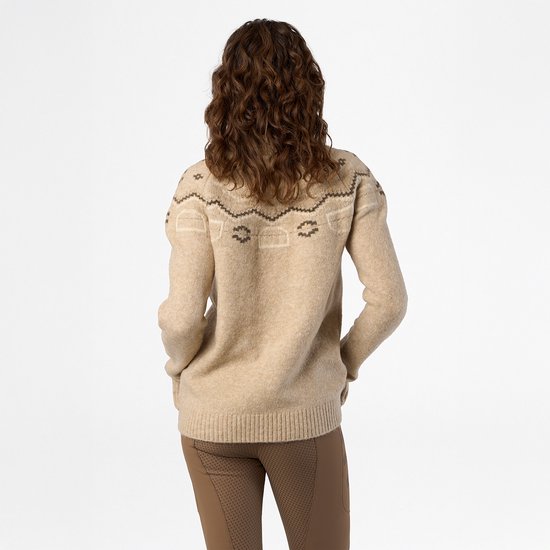 Achterkant van een beige HV Polo trui met rits en een geometrisch jacquardpatroon op de schouders.