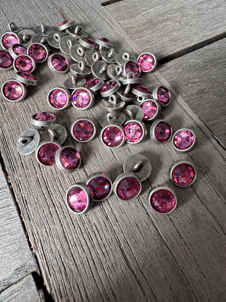 Knopen zilver mat met gekleurde strass in lichtblauw, blauw, roze, paars of lichtgroen 10 mm (roze)