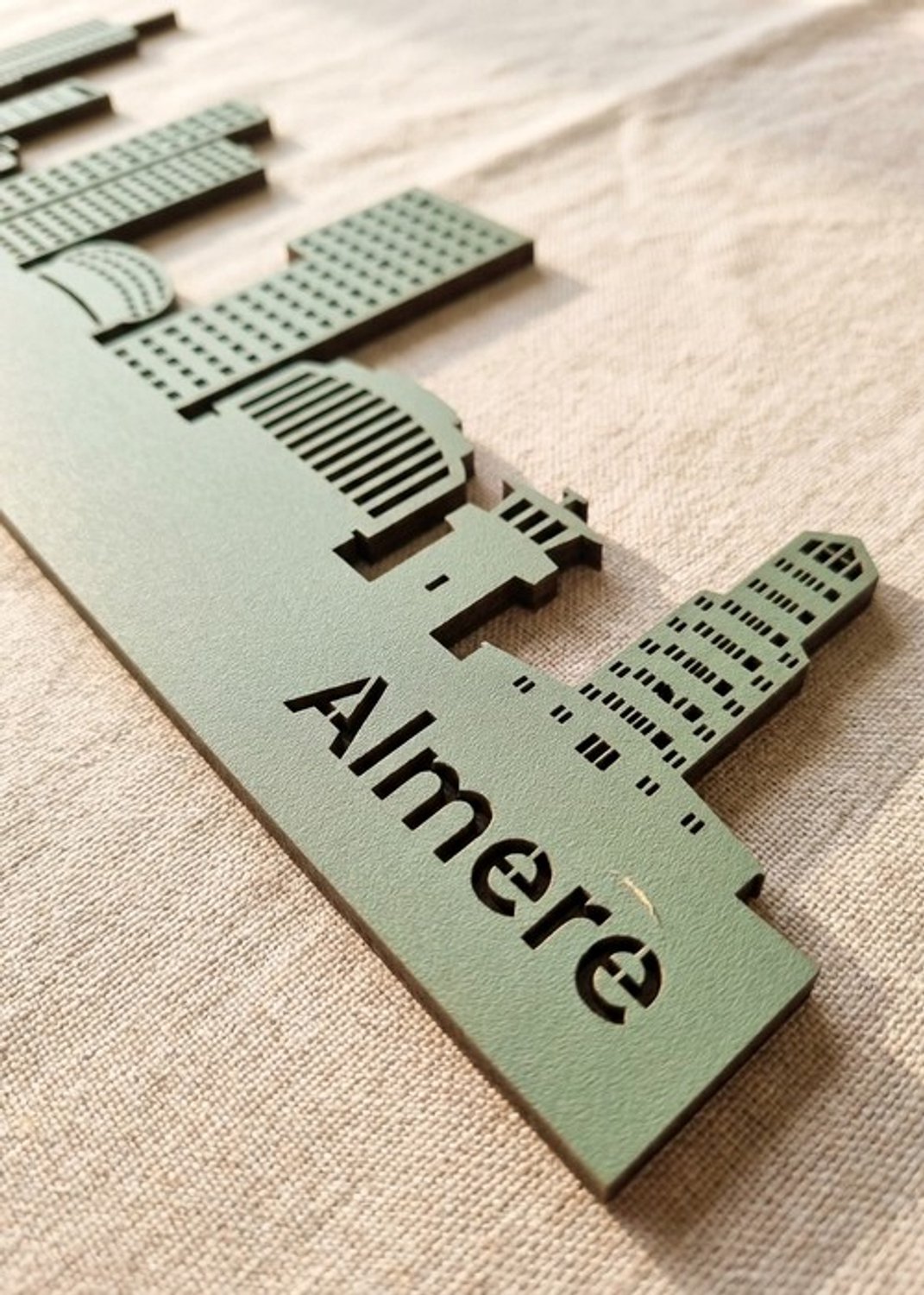 Houten Skyline Almere | Wanddecoratie voor aan de muur | Groen MDF | 70 x 15 cm