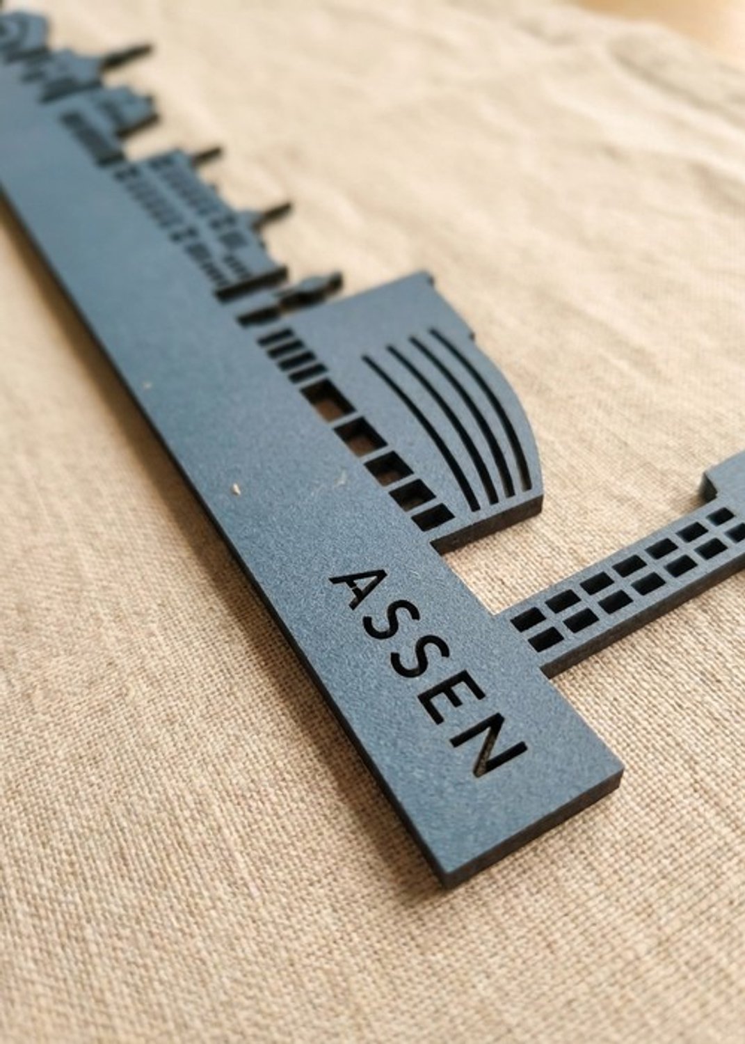 Houten Skyline Assen | Wanddecoratie voor aan de muur | Blauw MDF | 100 x 14 cm