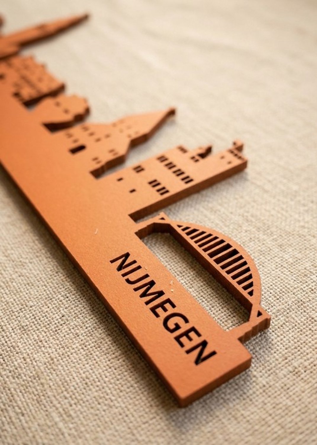 Houten Skyline Nijmegen | Wanddecoratie voor aan de muur | Oranje MDF | 100 x 20 cm