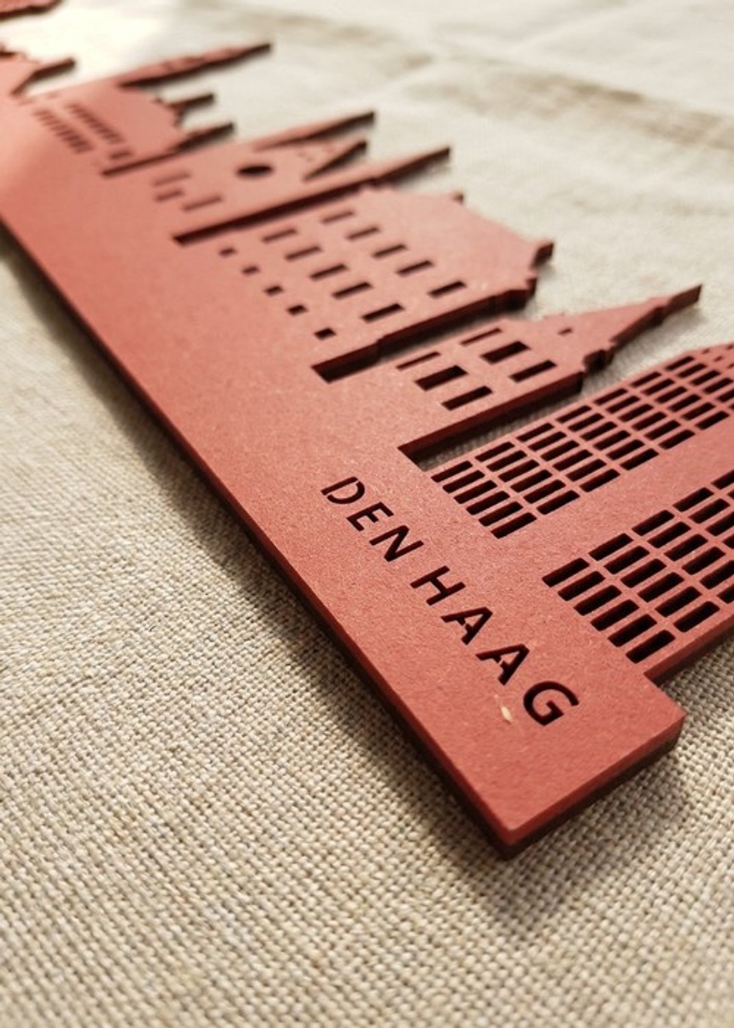 Houten Skyline Den Haag | Wanddecoratie voor aan de muur | Rood MDF | 100 x 20 cm