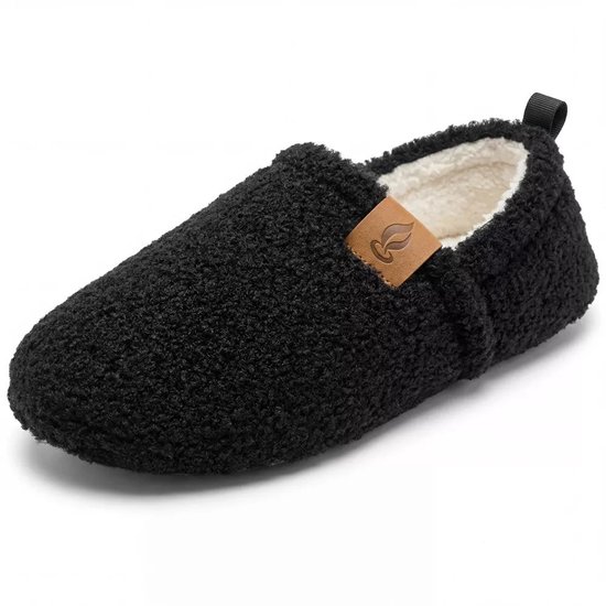 Pantoufle noire en teddy avec doublure blanche et un logo marron, sur fond blanc.