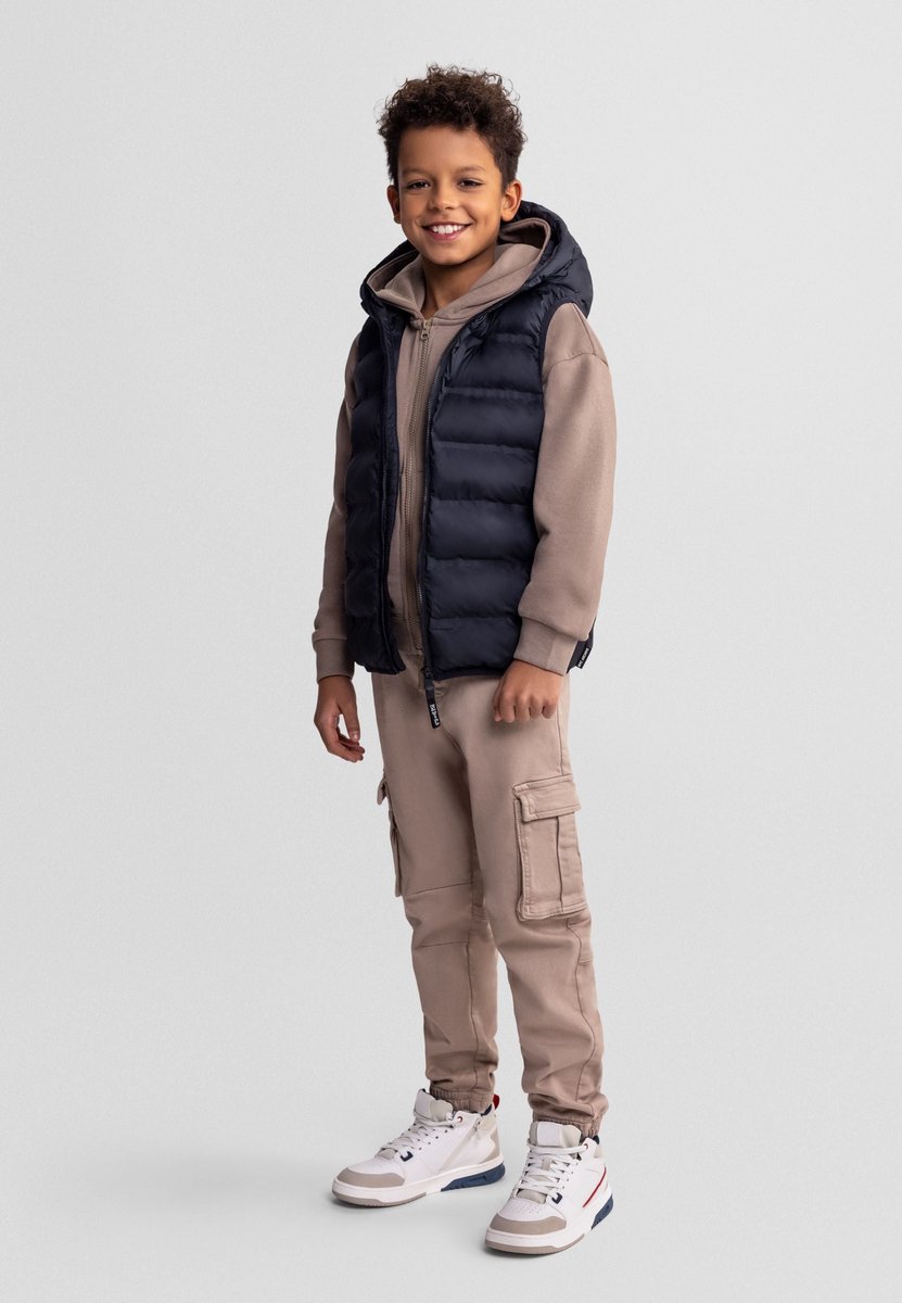 Minoti gewatteerde bodywarmer jongens capuchon – model 44607 Zwart