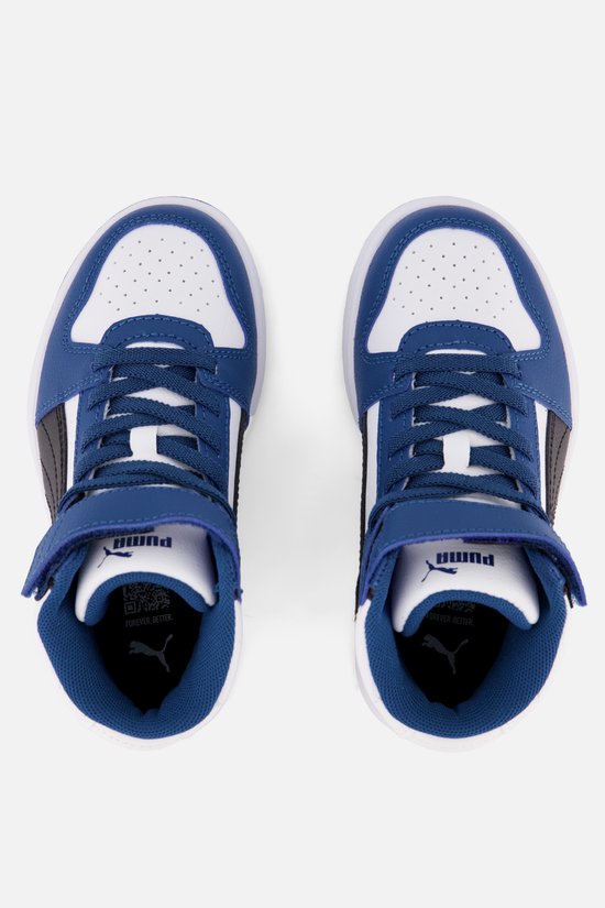 Topview van witte sneakers met blauwe en zwarte PUMA-strepen, blauwe veters en klittenbandsluiting.
