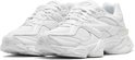 Een paar off-white New Balance 9060 sneakers, gezien vanaf de voorkant.