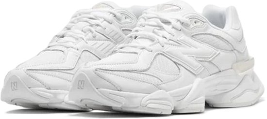 Een paar off-white New Balance 9060 sneakers, gezien vanaf de voorkant.