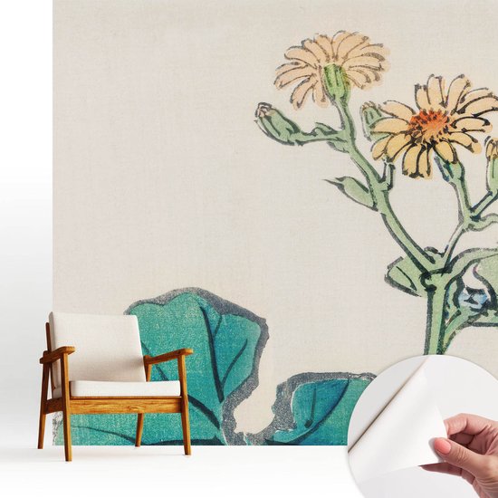 Bloemenbehang met een witte stoel en een hand die een stukje behang lostrekt.