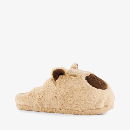 Beige pluche pantoffel in de vorm van een capibara, schuin zijaanzicht.