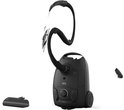 AEG Clean 5000 stofzuiger inclusief diverse accessoires en opzetstukken op witte achtergrond.