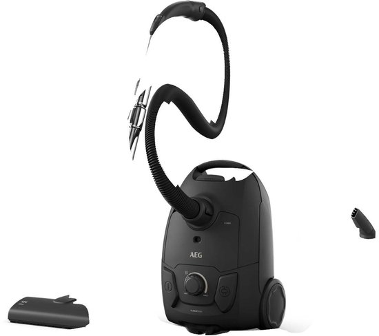 AEG Clean 5000 stofzuiger inclusief diverse accessoires en opzetstukken op witte achtergrond.