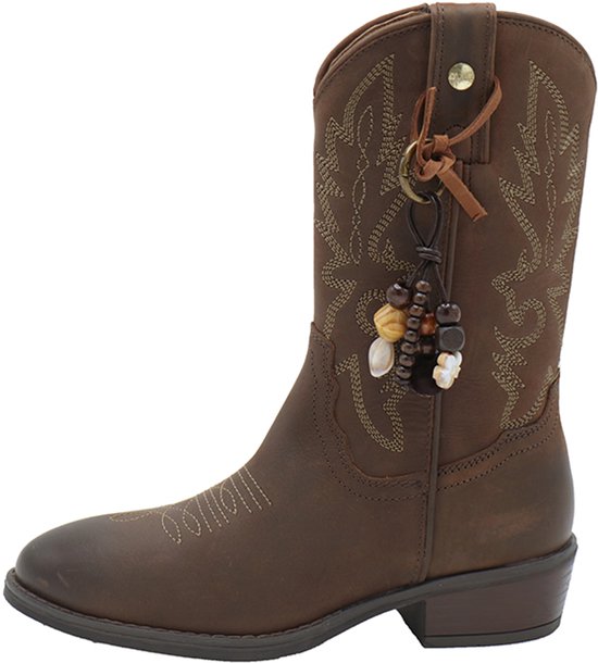 Bruine cowboylaars met sierstiksels en een decoratief kralenornament aan de zijkant.