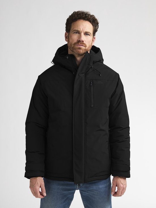 Zwarte Petrol Industries parka met capuchon op een model in jeans.