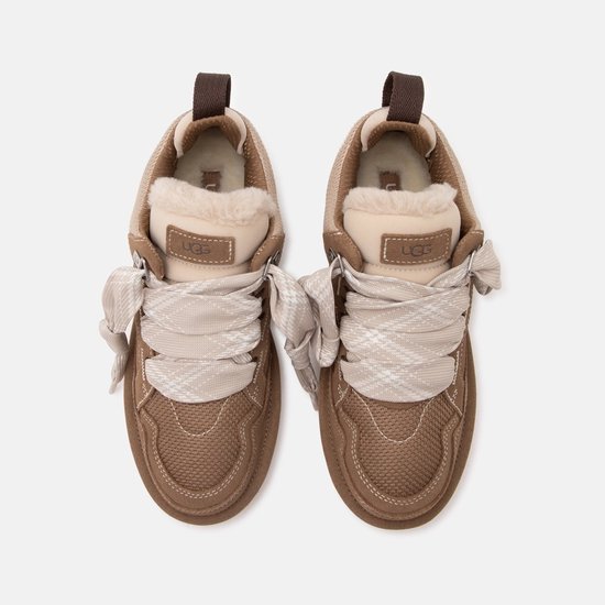 Bovenaanzicht van bruine UGG Lowmel sneakers met gevoerde kraag, brede gestreepte veters en UGG-patch.