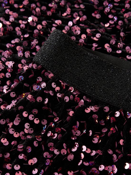 Close-up van de zwarte rok met roze lovertjes en een glinsterende elastische tailleband.