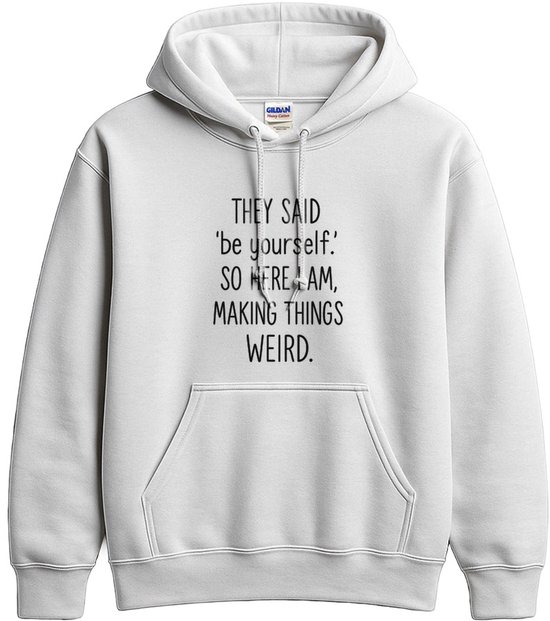 Sweat à capuche gris clair avec le texte : "THEY SAID 'be yourself.' SO HERE I AM, MAKING THINGS WEIRD."