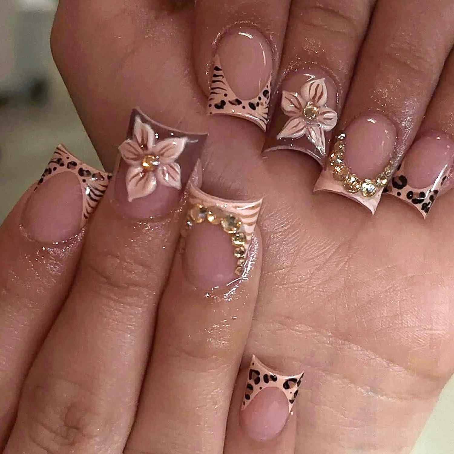 24 stuks Press-on nagels, vierkante medium, 3D bloemen Franse tip valse nagels, schattige nepnagels met luipaardprint, glanzende strass-steentjes, herbruikbare stick-on nagel voor vrouwen en